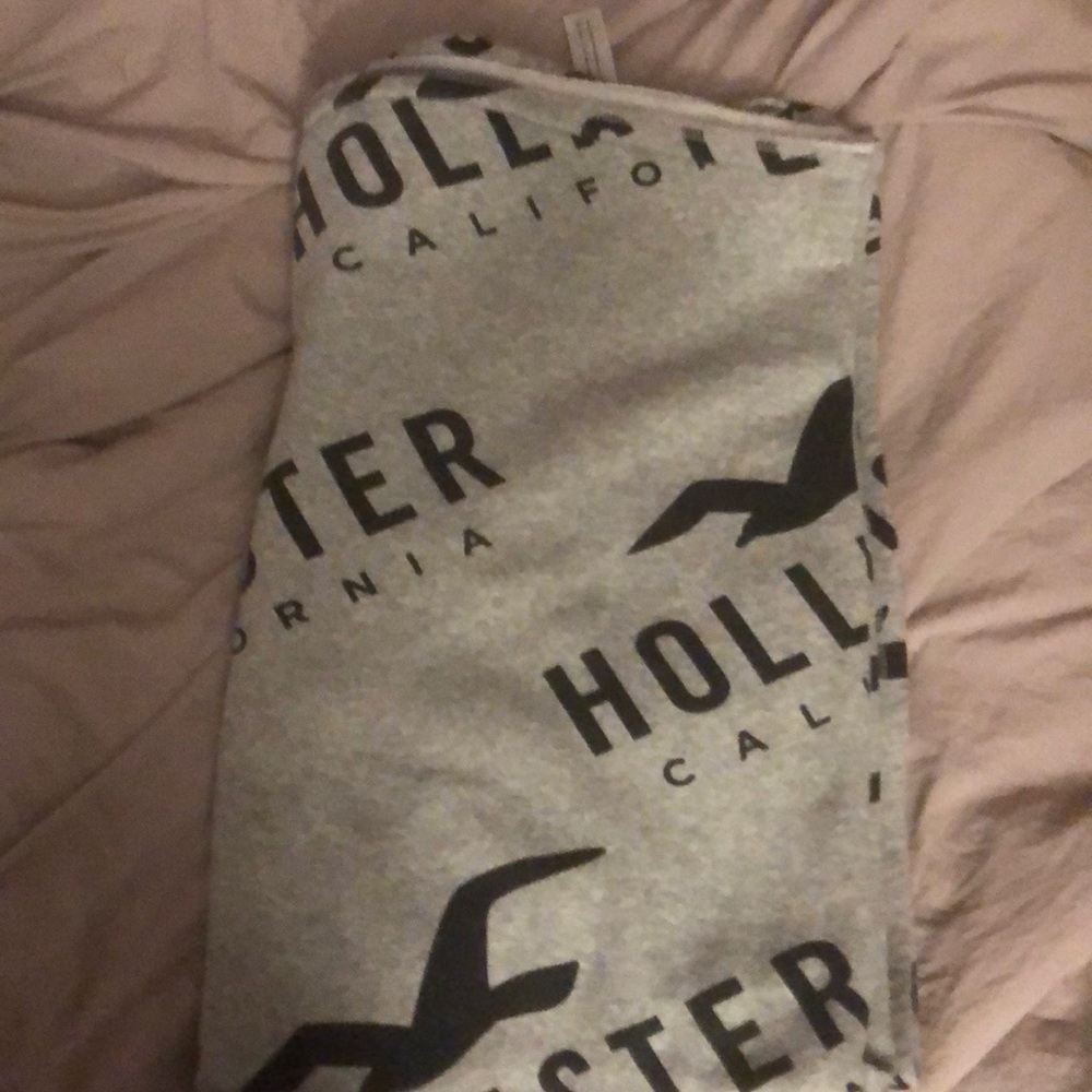 hollister blanket